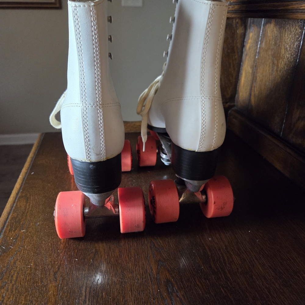 Classic White Roller Skates with Red Wheels - Picture 8 of 16